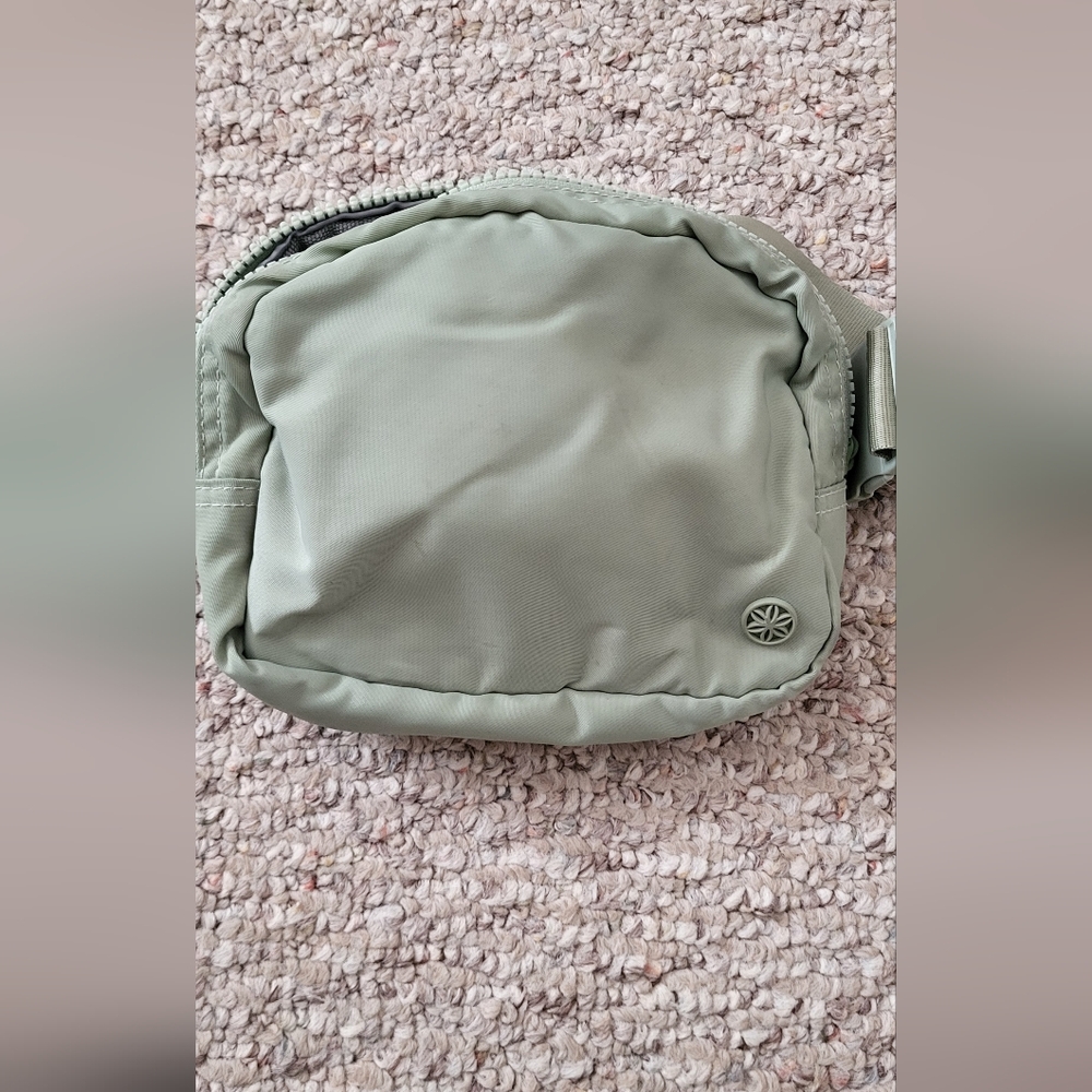 Gaiam cross body/fanny pack bag - Picture 5 of 7